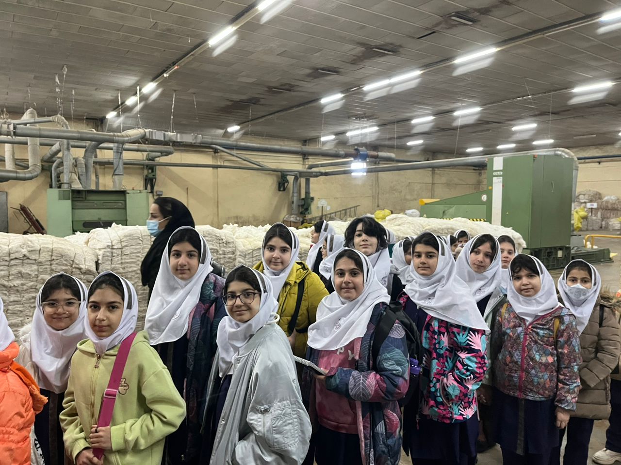 بازدید دختران پایه های سوم و چهارم از کارخانه ایران پوپلین