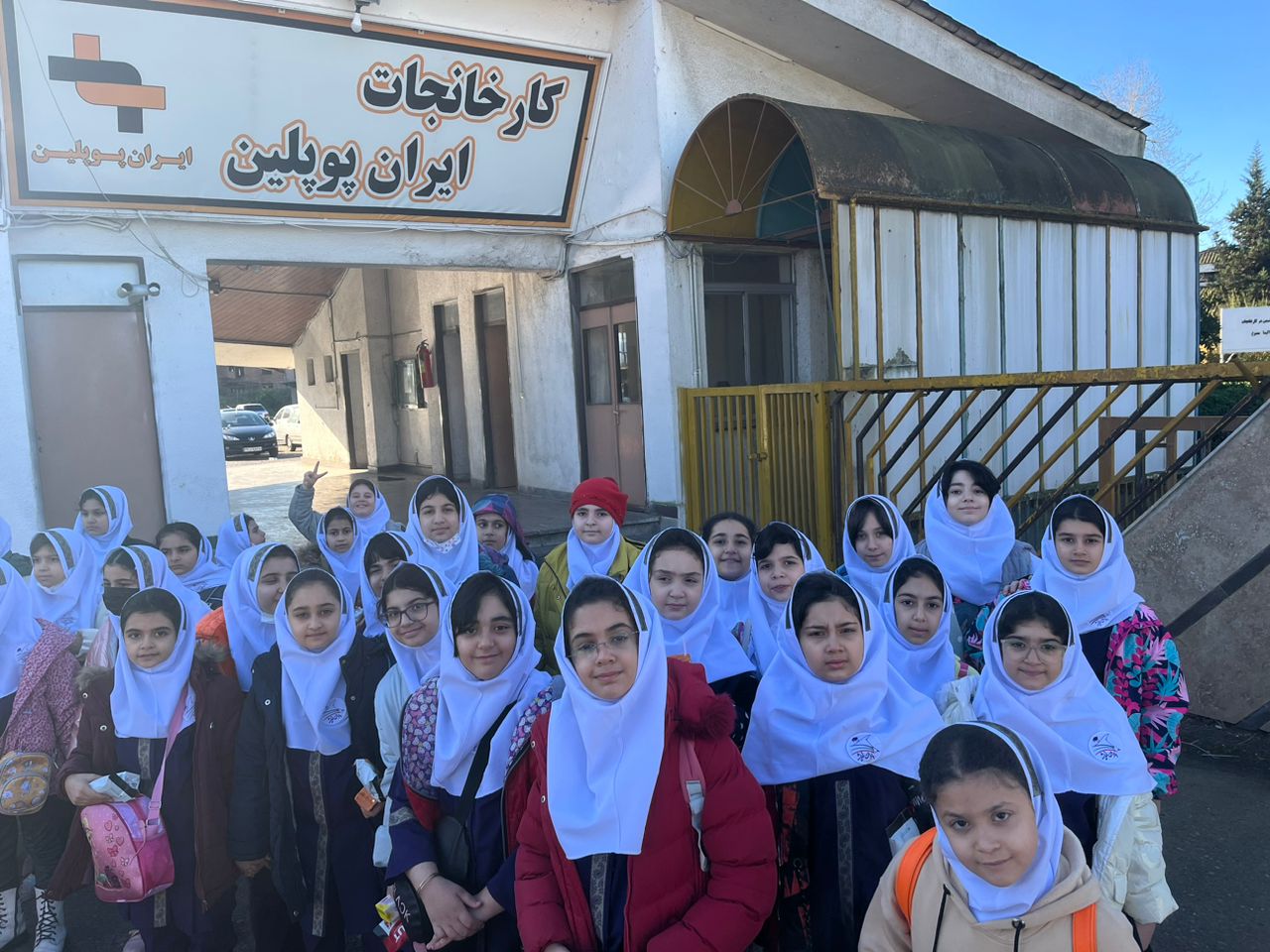بازدید دختران پایه های سوم و چهارم از کارخانه ایران پوپلین