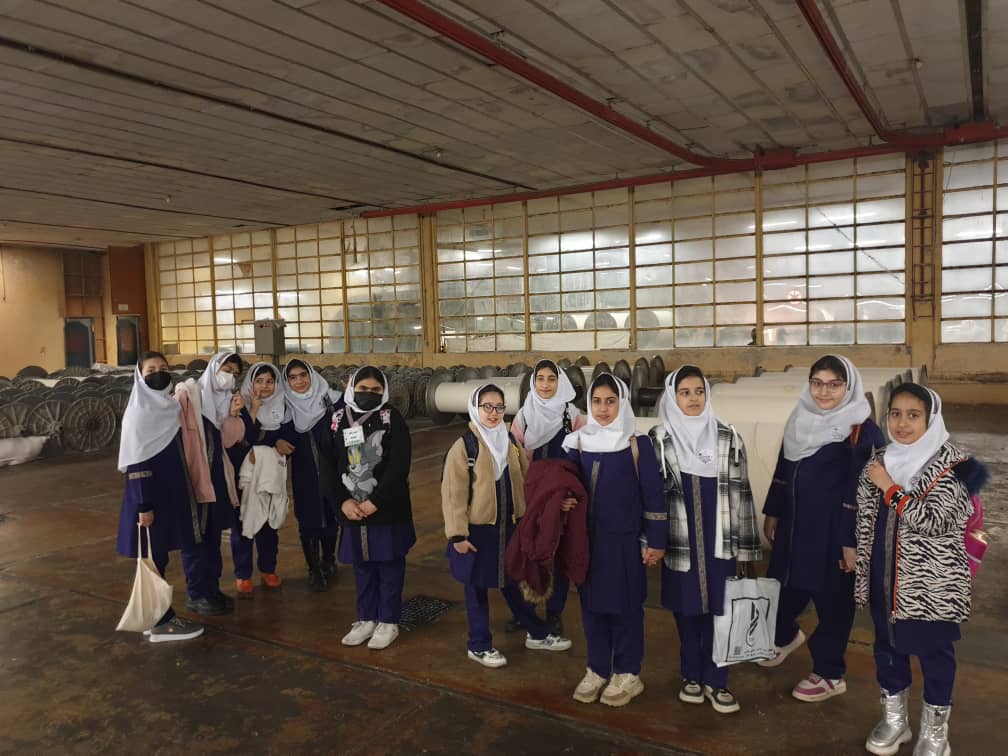 بازدید دختران گل بارانی از کارخانه ایران پوپلین