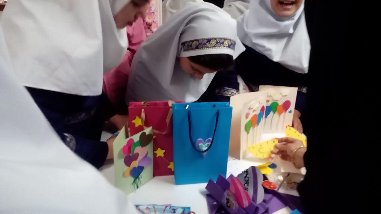 نمایشگاه خیریه بچه های کلاس پنجم برای کمک به جشن نیکوکاری