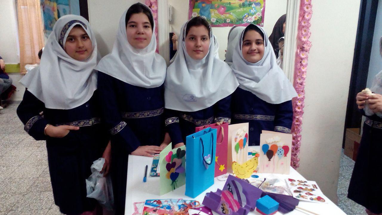 نمایشگاه خیریه بچه های کلاس پنجم برای کمک به جشن نیکوکاری