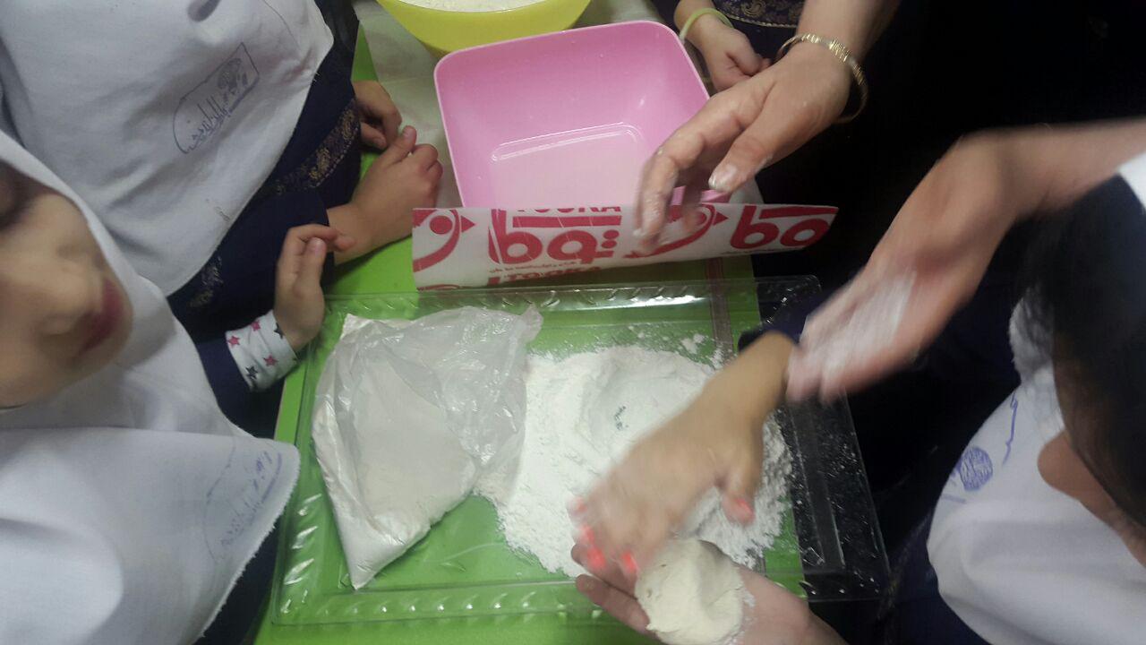 مراحل پخت نان در کلاس توسط دانش آموزان