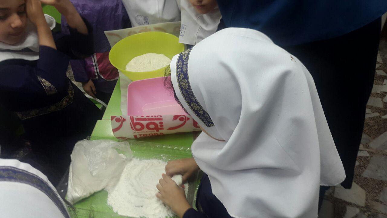 مراحل پخت نان در کلاس توسط دانش آموزان