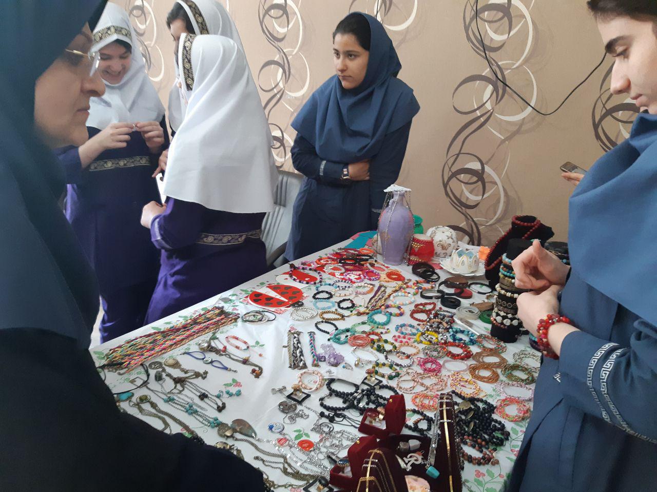 بازدید دختران عزیز  پایه ششم از دستاوردهای هنری دانش آموزان