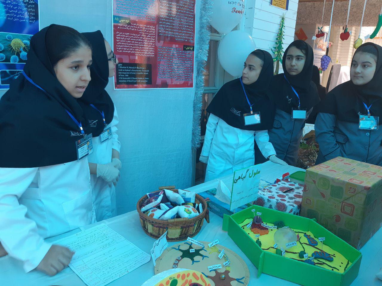 بازدید دختران عزیز  پایه ششم از دستاوردهای هنری دانش آموزان