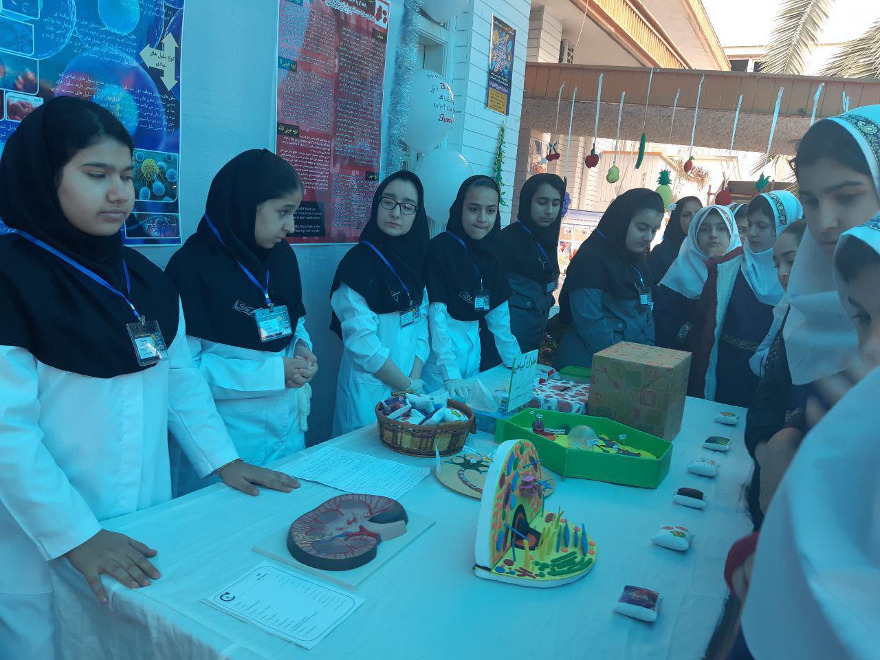 بازدید دختران عزیز  پایه ششم از دستاوردهای هنری دانش آموزان