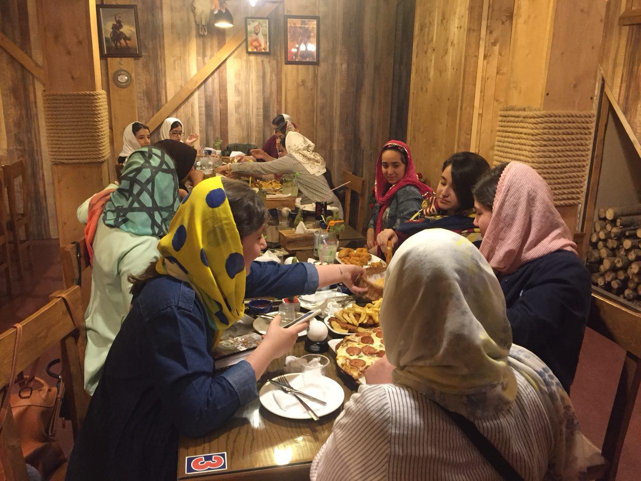 یک دورهمی شاد با دختران ششم در رستوران اورجینال هات داگ