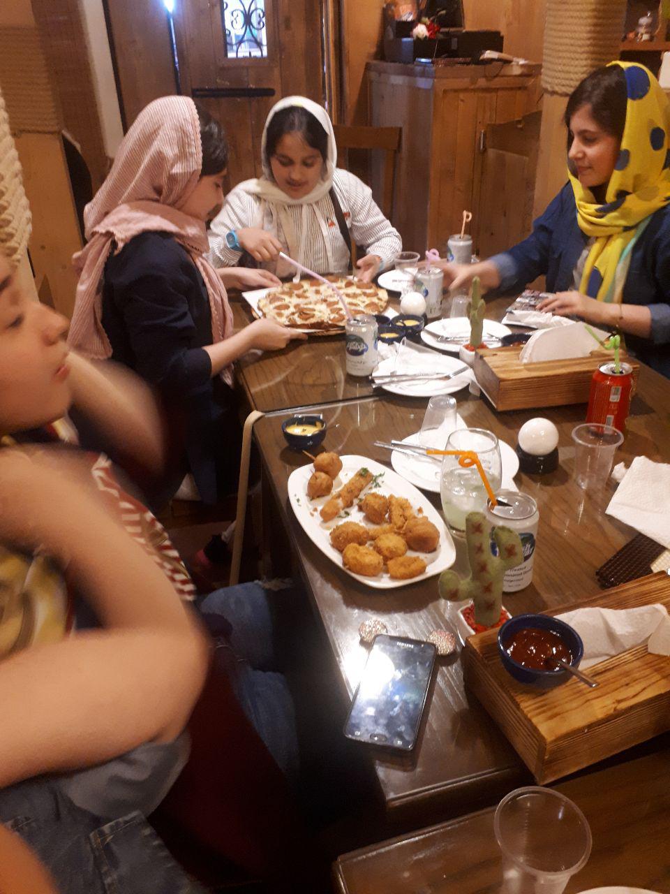 یک دورهمی شاد با دختران ششم در رستوران اورجینال هات داگ