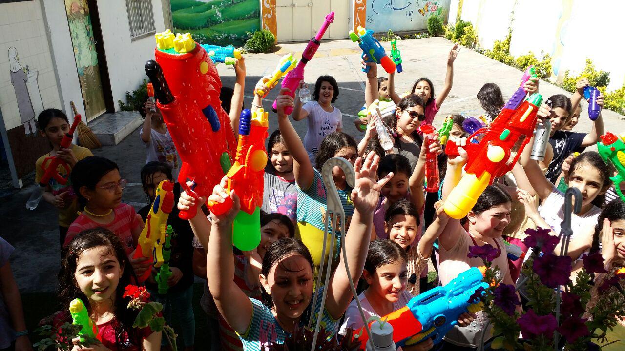 جشن آب سومی ها در آخرین روز مدرسه در باران اندیشه