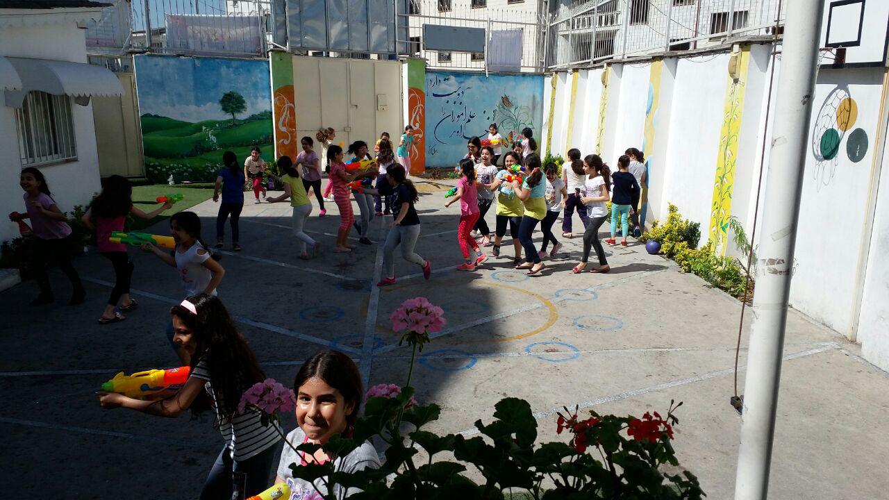 جشن آب سومی ها در آخرین روز مدرسه در باران اندیشه