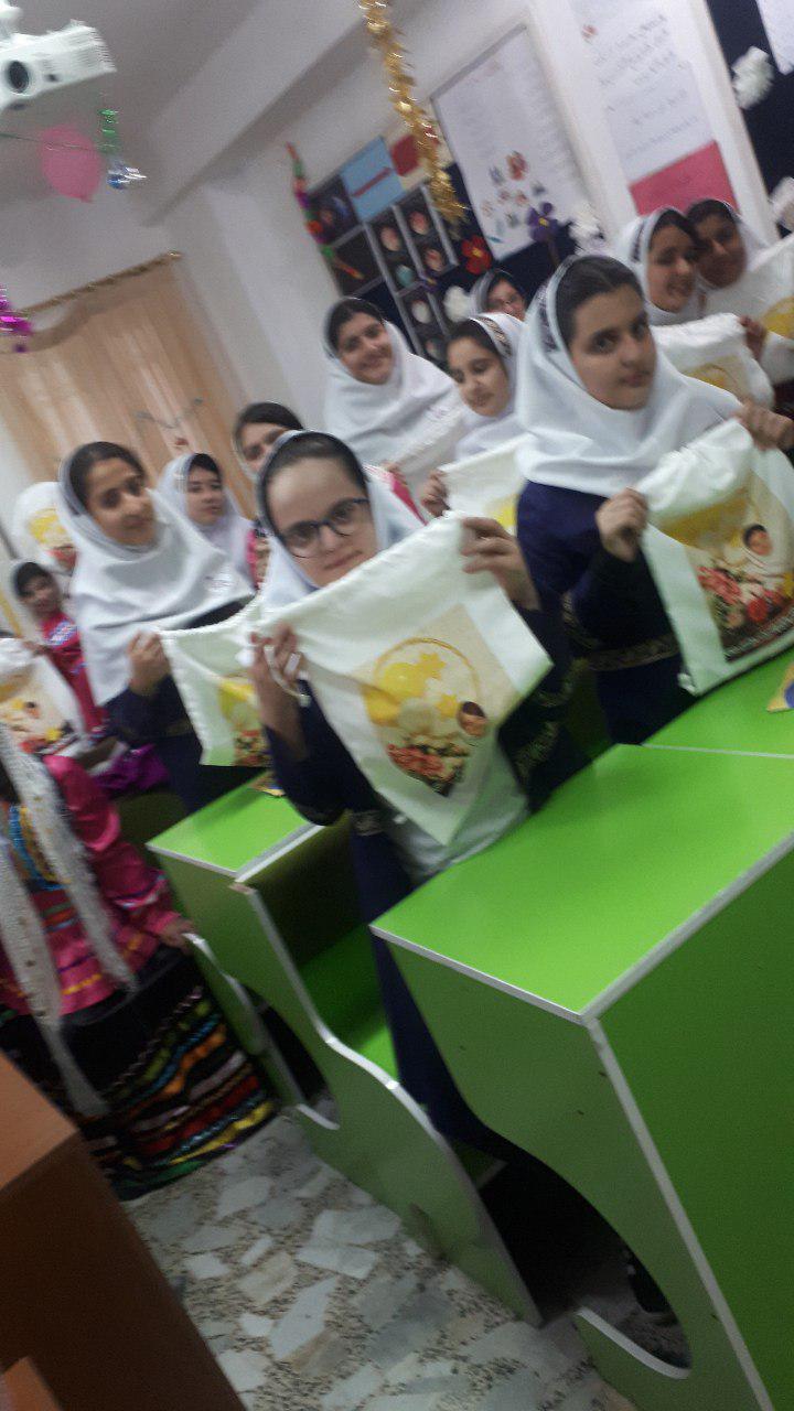 عيدی مدیریت دبستان خانم نظری راد به دانش آموزان باران انديشه